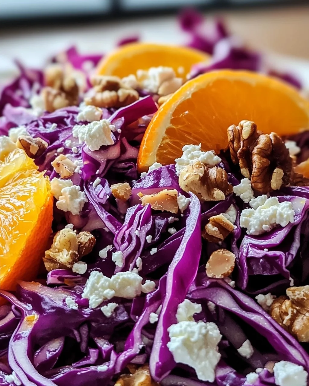 Rotkohlsalat mit Orangen, Feta und Walnüssen - frisch genießen!